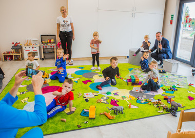 Uroczyste otwarcie Przedszkola nr 2 Jarzębinka w Ostrowie Wielkopolskim  (64)