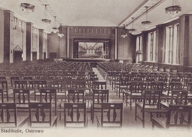 Sala teatralna – widok w kierunku sceny, pocztówka wydana w Ostrowie, ok.1913-1917, MMOW 04904