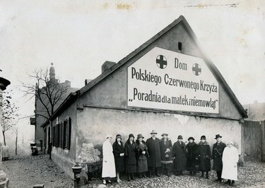 Poradnia opiekuńcza przy ul. Raszkowskiej 29, wśród członkiń komitetu założycielskiego doktor Kazimierz Michalski, opiekun poradni, kw. 1464