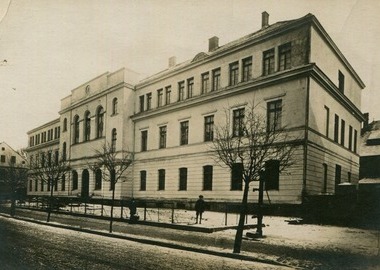 Gimnazjum po nadbudowie na fotografii „Foto-Ilona”, ok. 1926-1939, MMOW 02296-01
