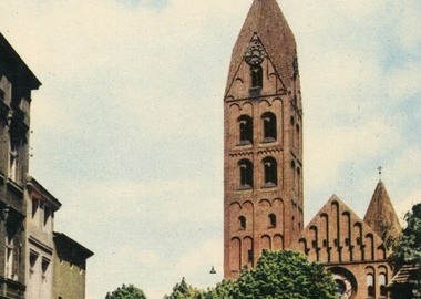 Fasada kościoła na pocztówce z 1965 roku, kw. 2332