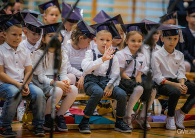 2023-10-05 Ślubowanie klas pierwszych SP11 Ferić (124)