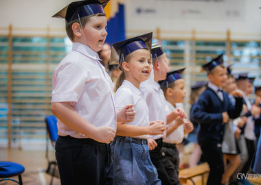 2023-10-05 Ślubowanie klas pierwszych SP11 Ferić (56)