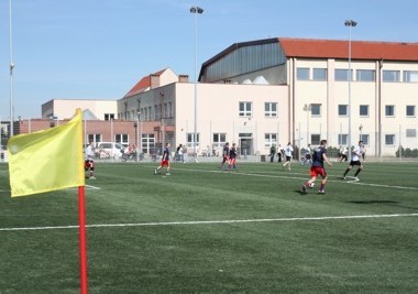 Hala sportowa i boisko piłkarskie ze sztuczną nawierzchnią przy Gimnazjum nr 4 -4