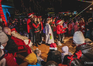 2024-12-06 Mikołaj zapalenie choinki (156)