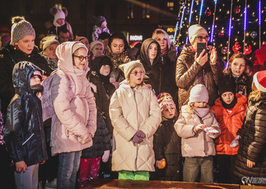 2024-12-06 Mikołaj zapalenie choinki (132)