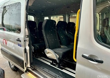 Nowy samochód dla seniorów z Dziennego Domu Senior+ przy ulicy Raszkowskiej (2)