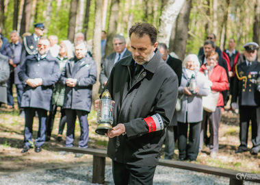 Uroczystości w Lesie Winiarskim (27.04.2025) (48)