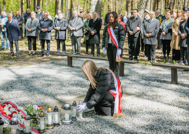 Uroczystości w Lesie Winiarskim (27.04.2025) (41)