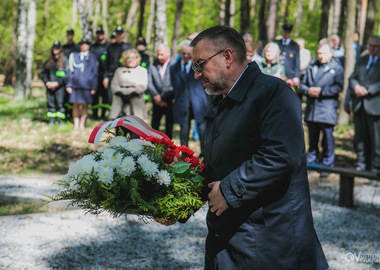 Uroczystości w Lesie Winiarskim (27.04.2025) (40)