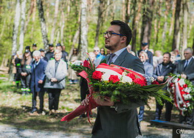 Uroczystości w Lesie Winiarskim (27.04.2025) (37)