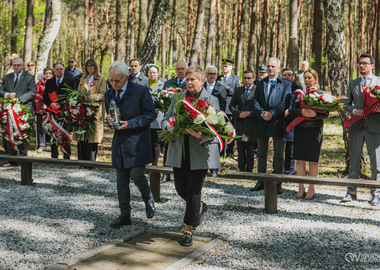 Uroczystości w Lesie Winiarskim (27.04.2025) (34)