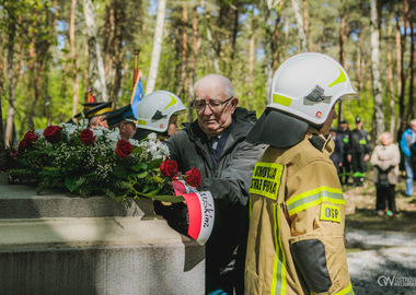 Uroczystości w Lesie Winiarskim (27.04.2025) (31)