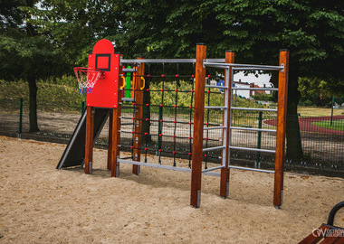 Nowy plac zabaw przy SP7 (2)