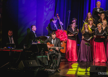 2025-11-09 Chór Nauczycielski śpiewa dla Ostrowa