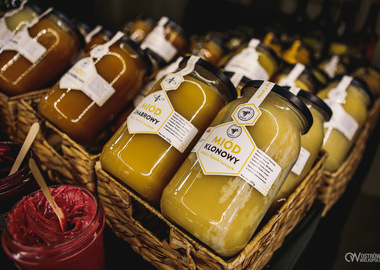 2025-12-07 Kiermasz sztuki synagoa (30)