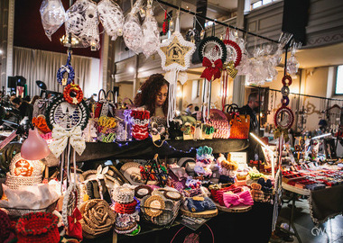 2025-12-07 Kiermasz sztuki synagoa (10)