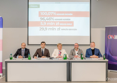 Budżet za 2025 rok z nadwyżką operacyjną i wysokim poziomem inwestycji. Konferencja prasowa (16)