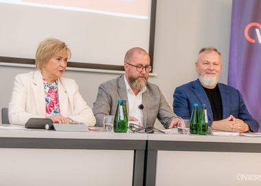 Budżet za 2025 rok z nadwyżką operacyjną i wysokim poziomem inwestycji. Konferencja prasowa (14)