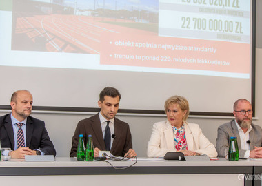 Budżet za 2025 rok z nadwyżką operacyjną i wysokim poziomem inwestycji. Konferencja prasowa (11)