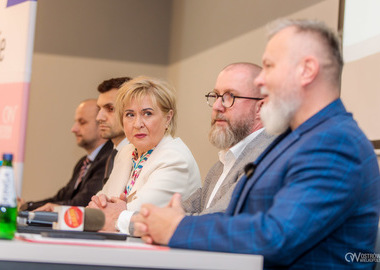 Budżet za 2025 rok z nadwyżką operacyjną i wysokim poziomem inwestycji. Konferencja prasowa (9)