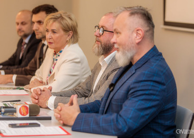 Budżet za 2025 rok z nadwyżką operacyjną i wysokim poziomem inwestycji. Konferencja prasowa (8)