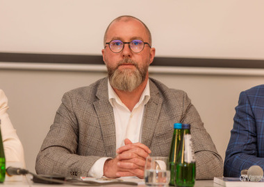 Budżet za 2025 rok z nadwyżką operacyjną i wysokim poziomem inwestycji. Konferencja prasowa (5)