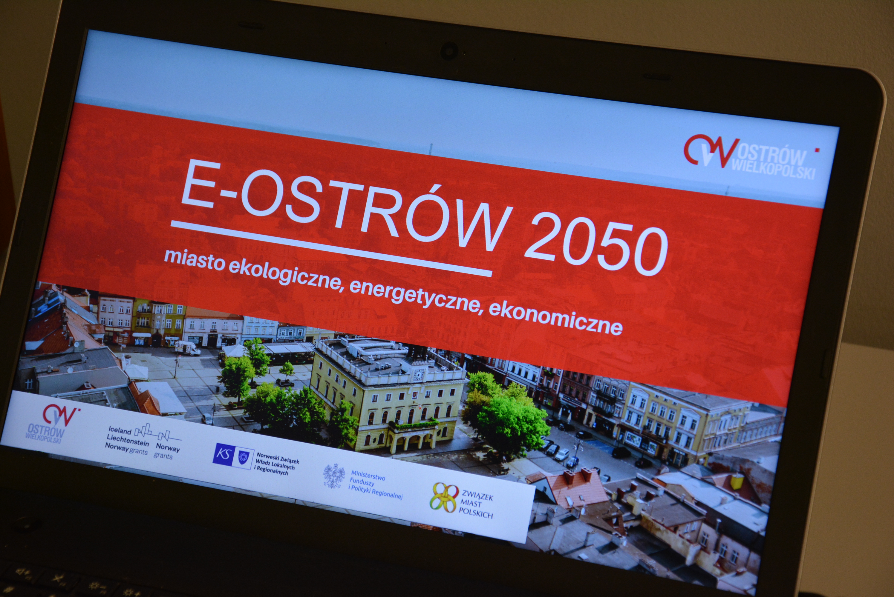 Na zdjęciu plansza prezentacji E-Ostrów 2050 miasto ekologiczne, energetyczne, ekonomiczne