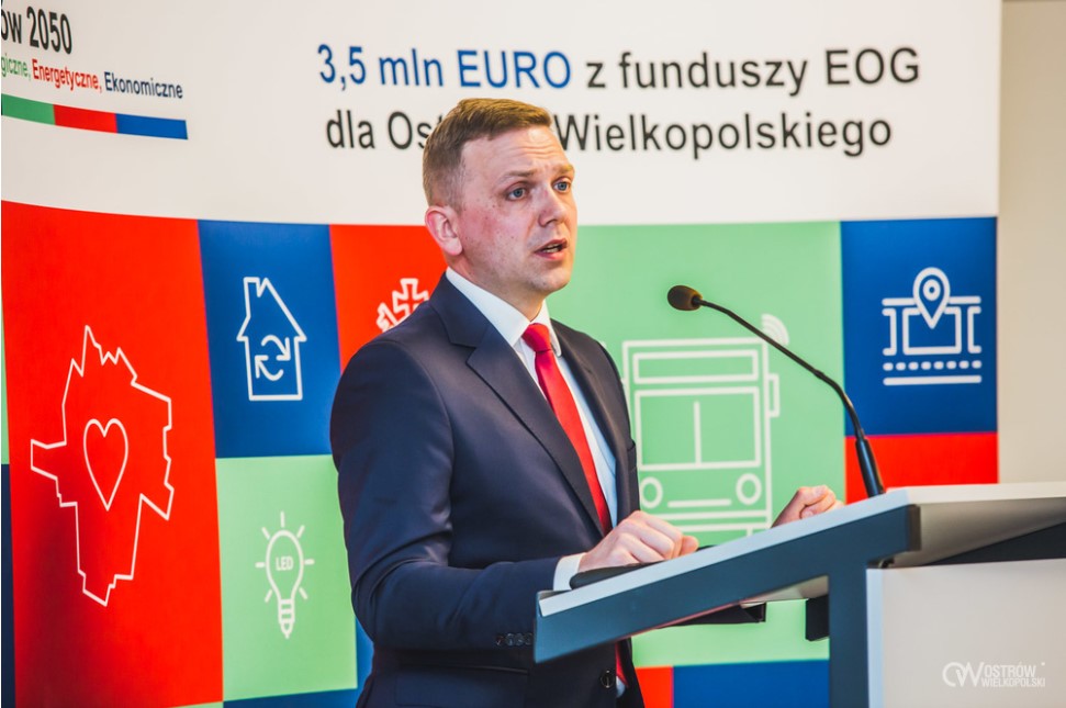 Conference opening the project "E-Ostrów 2050 – Ecological, Energy and Economic City". The photo shows Kamil Wieder Head of the Support Department of local government units from the Ministry of Funds and Regional Policy. 