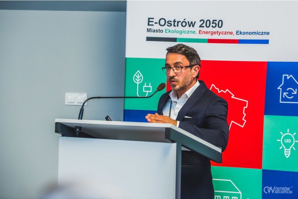 Conference opening the project "E-Ostrów 2050 – Ecological, Energy and Economic City". The photo shows Maciej Witczak, President of the Management Board of Oświetlenie Uliczne i Drogowe.