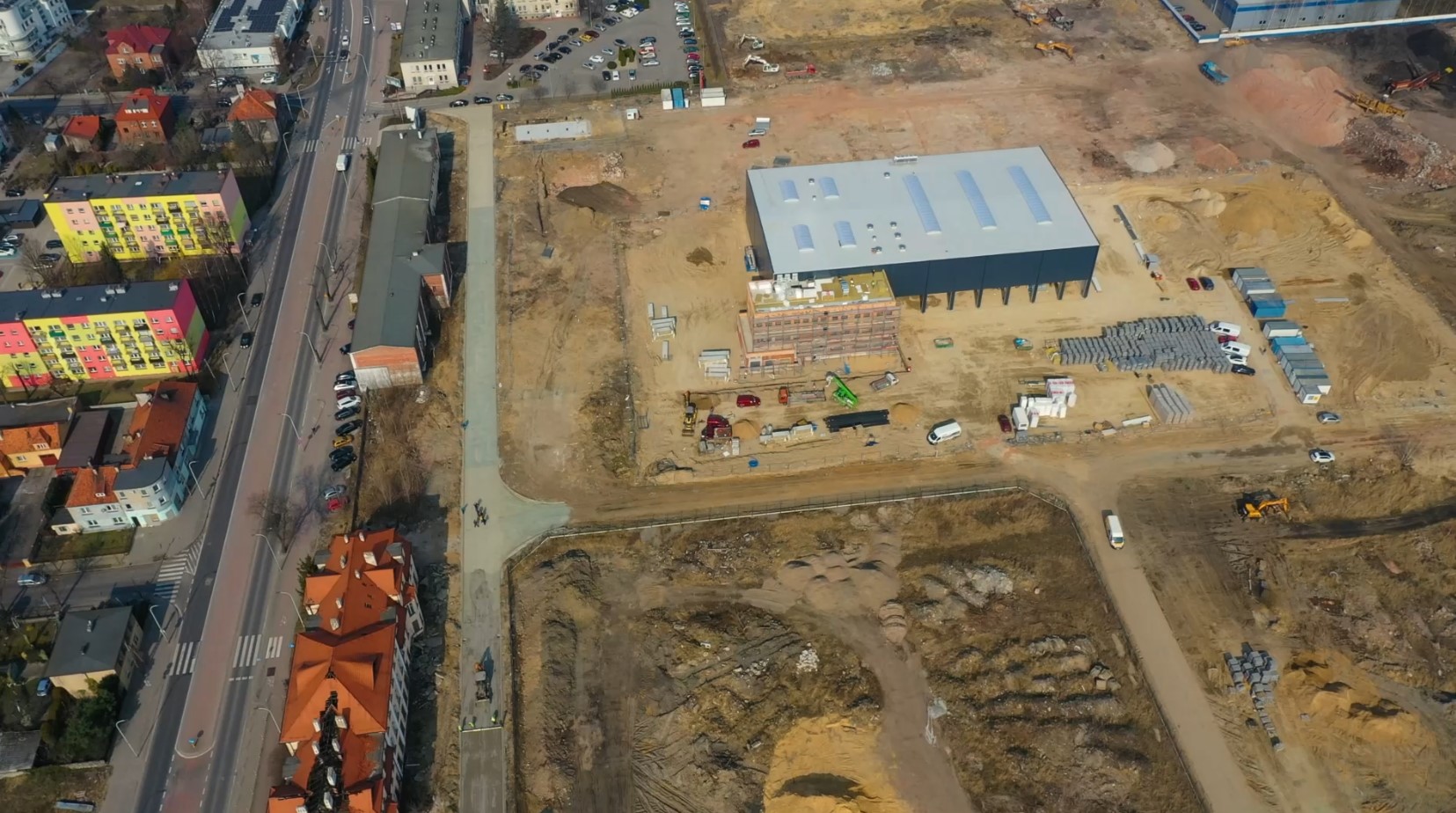 The photo shows the investment area located in Ostrów Wielkopolski and the construction of the road at  Wrocławska / Wysocka streets, co-financed by the EEA Funds and the state budget
