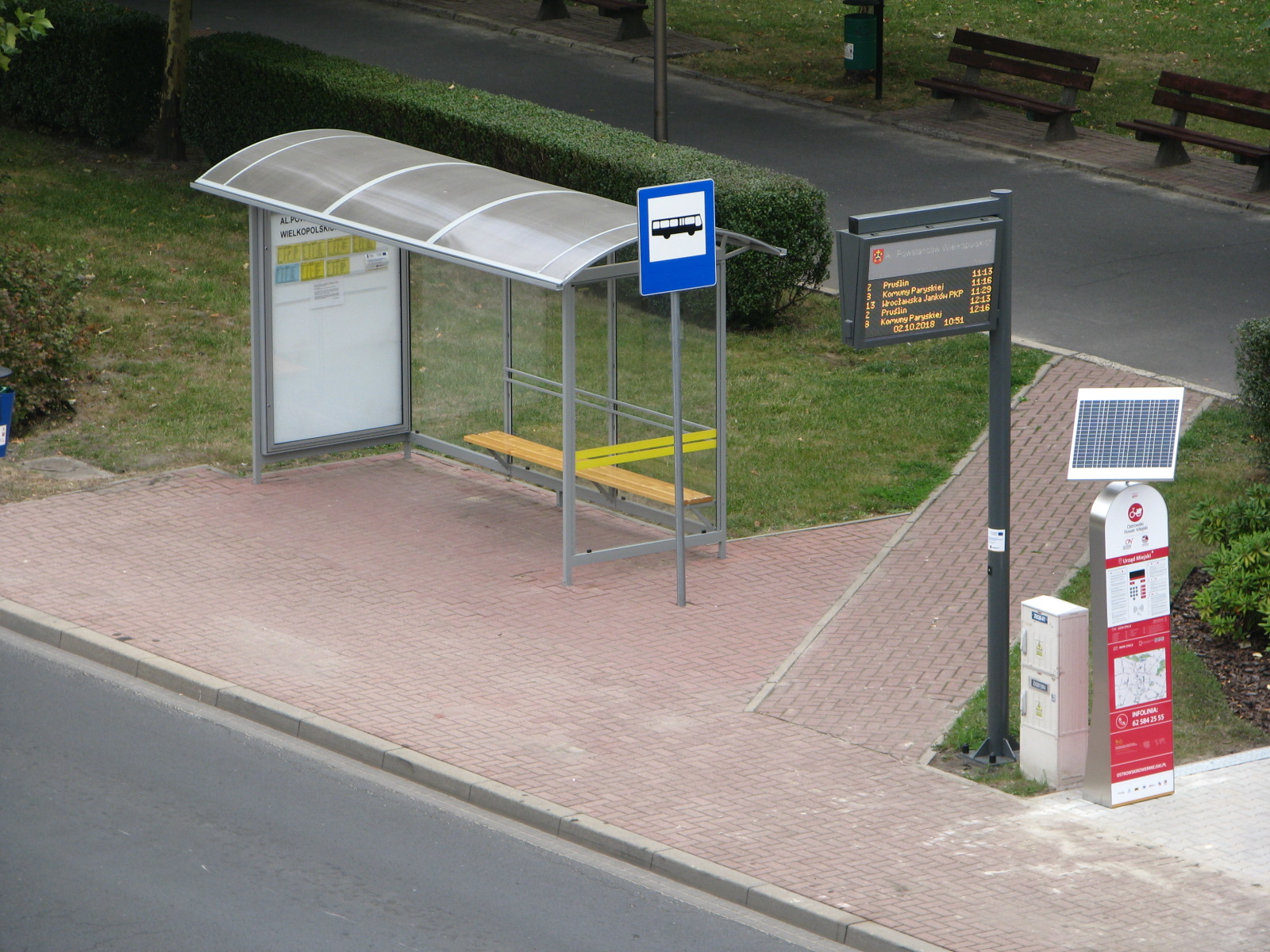 Zdjęcie przystanek autobusowy i tablica