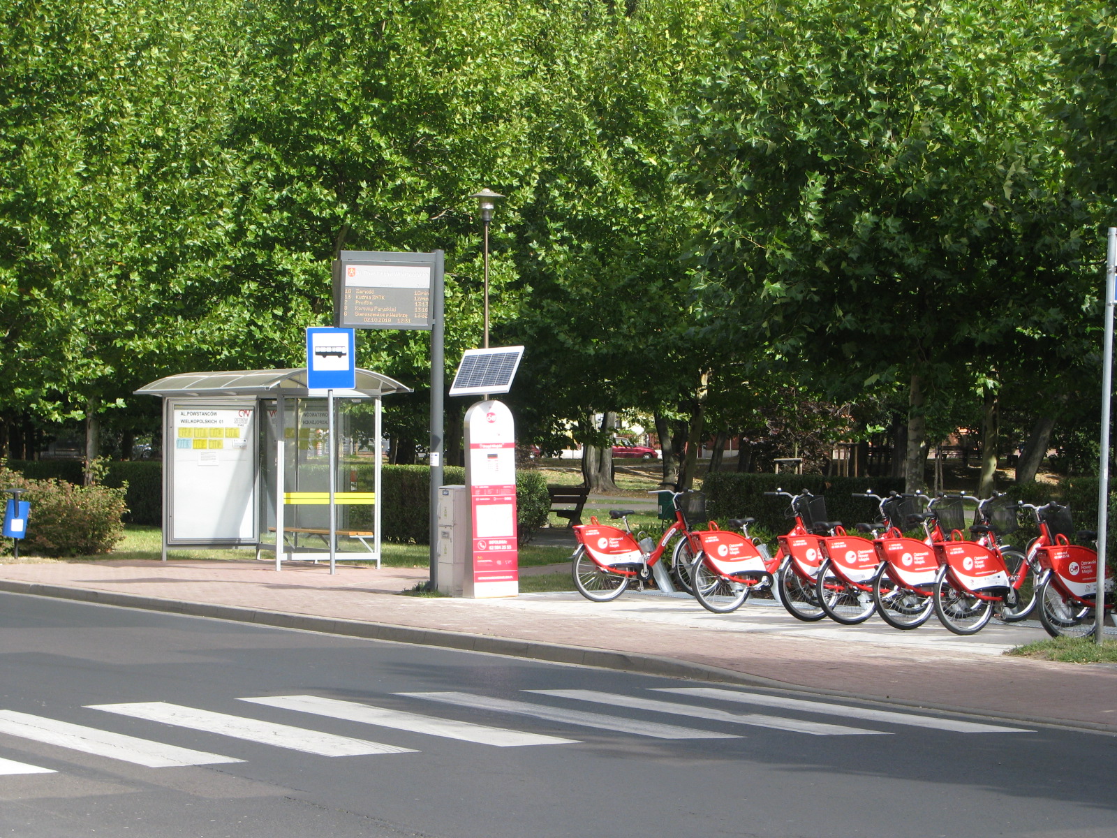 Zdjęcie przystanek autobusowy i stacja roweru miejskiego
